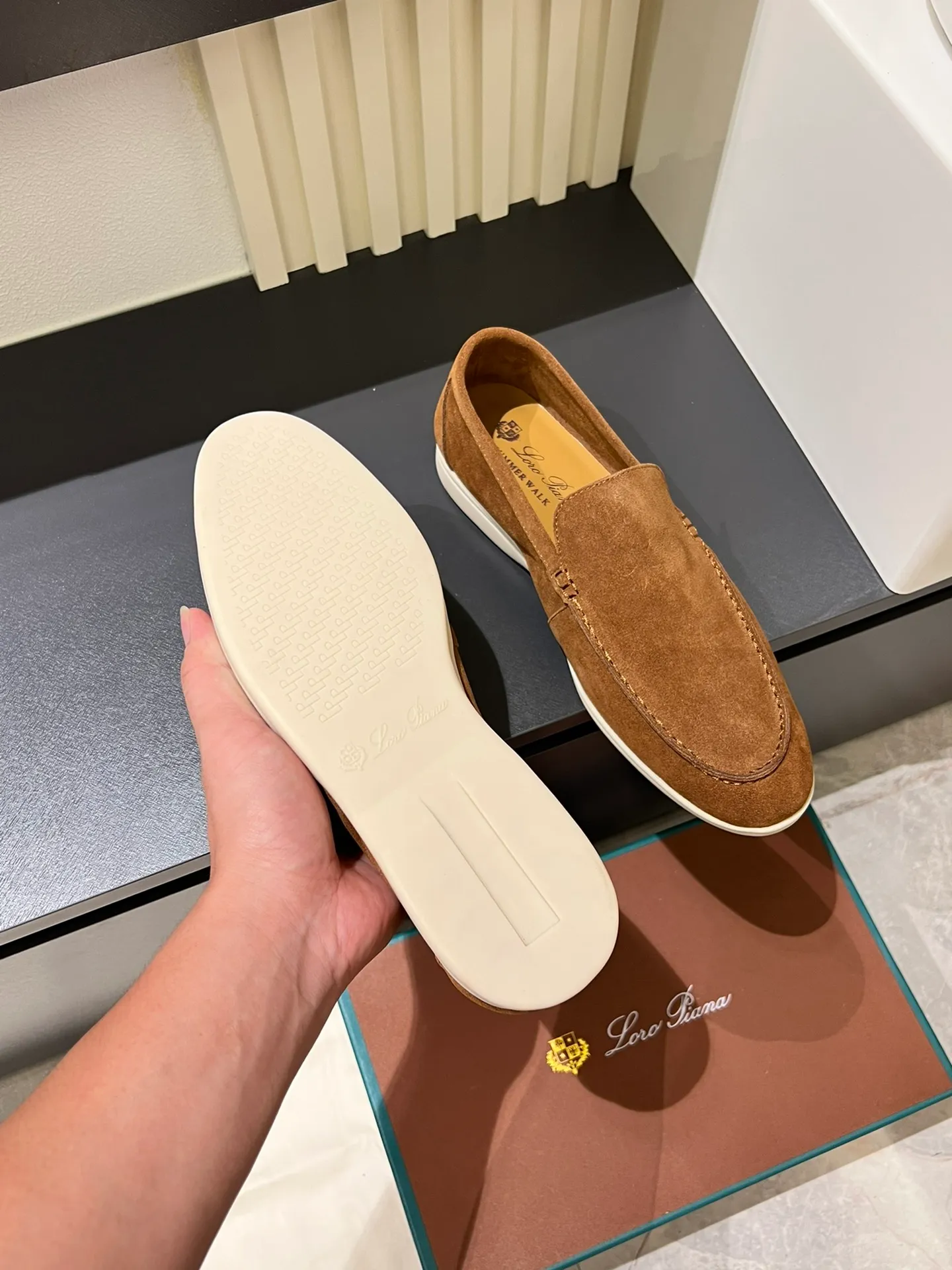Men's shoes 💰p360 "Loro men's shoes 💰pian'*" Classic L men's shoes for couples 💰p Top version British flat loafers, a must-have item in old money style, the minimalist design is eye-catching and durable, a plus point for dressing The soft foot feel and texture are outstanding. They don’t scratch your feet and are very nice. They are matched with soft and waxy soles. They can be worn daily for a long time without getting tired. They are easy to wear, versatile and classic items, with perfect foot feel and texture! Imported cashmere fabric, the lining is made of imported A-grade water-dyed cow lining, the top version of the genuine leather midsole is sewn with pure handmade mark thread! Size: Female 35-40 (34. Customized) Male 38-44 (45.46. Customized)
